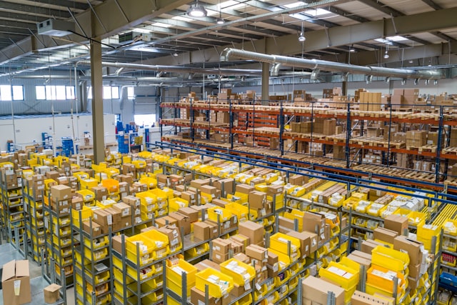 Almacén industrial y distribución de materiales